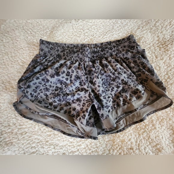 ATHLETA Animal Printed Mesh Racer Short 4" Women's Sz Small Leopard - Picture 1 of 6